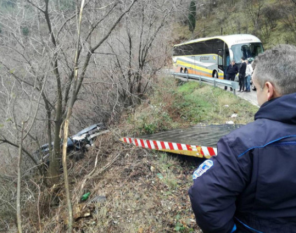 Automobil sletio u provaliju