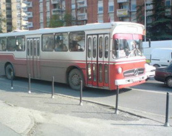 Каменован аутобус 15 приведених