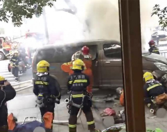 Kombi uletio među pješake