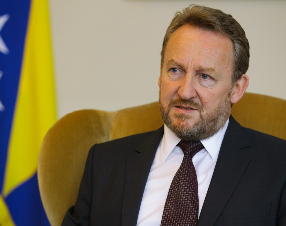 Bakir prinudno sletio u Beograd