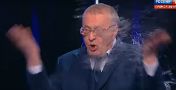 Lider LDP Rusije poliven vodom