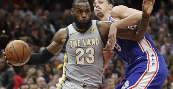 Lebron - iza leđa, kroz noge saigraču, koš uz faul!