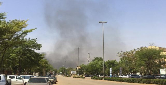 Najmanje 30 osoba je poginulo 