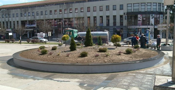 Симбол Лакташа затрпан земљом