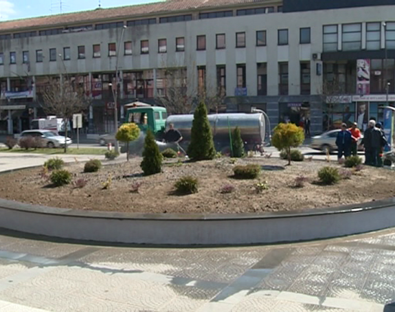 Simbol Laktaša zatrpan zemljom