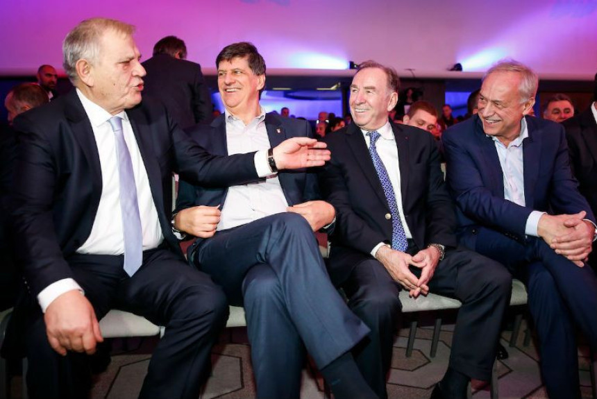 Zeka, Ćure i Vučela su grobari Partizana!