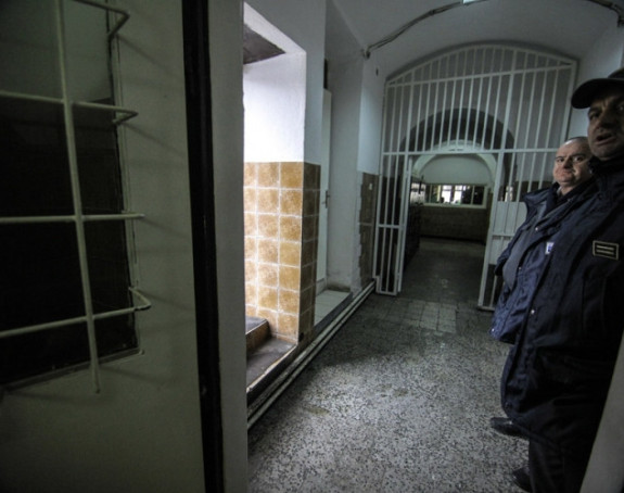 Srbima polomili rebra i izbili zube u zatvoru