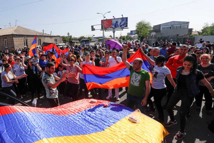 Haos u Jerevanu, blokirani putevi