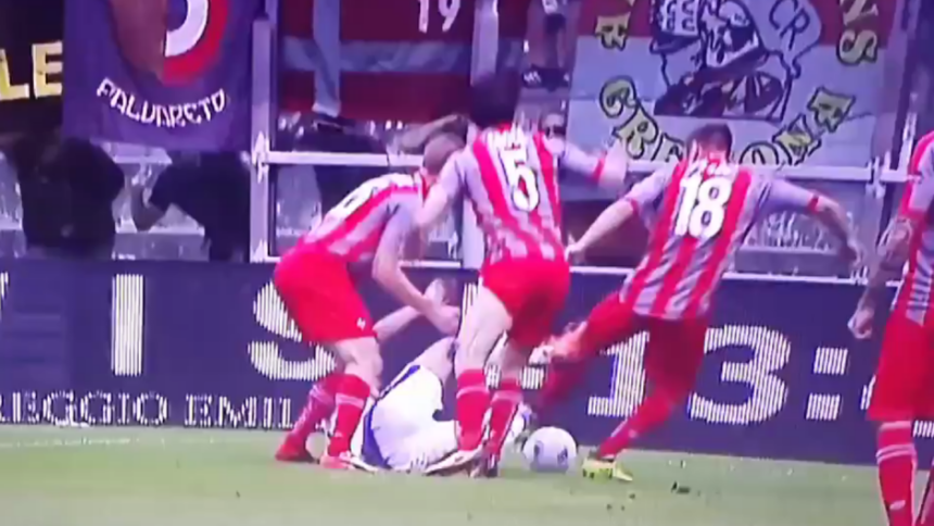 Video: Šutiraše ga, gaziše i - suspendovaše!
