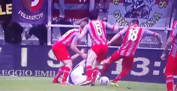 Video: Šutiraše ga, gaziše i - suspendovaše!