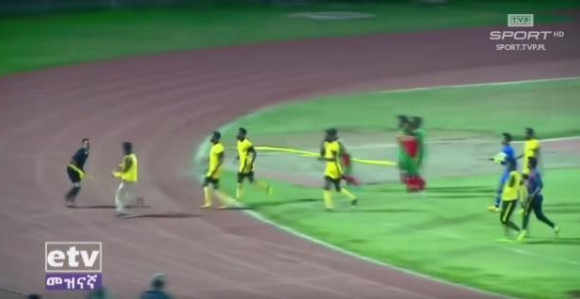 Video: Sudija jedva izvukao živu glavu u Etiopiji!