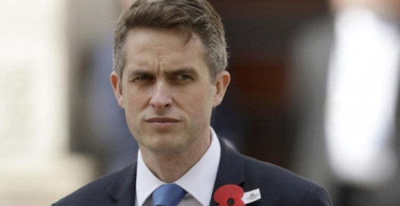 Британски министар одбране смијењен