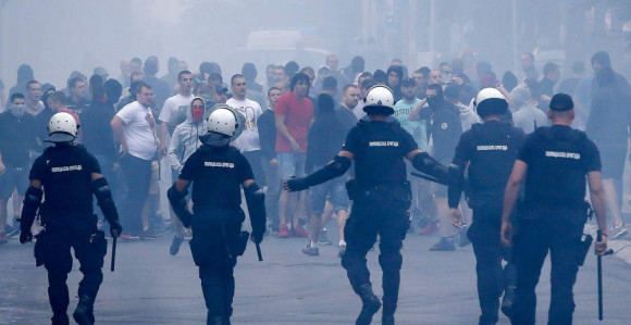 Zvezda-Partizan: Tuča navijača