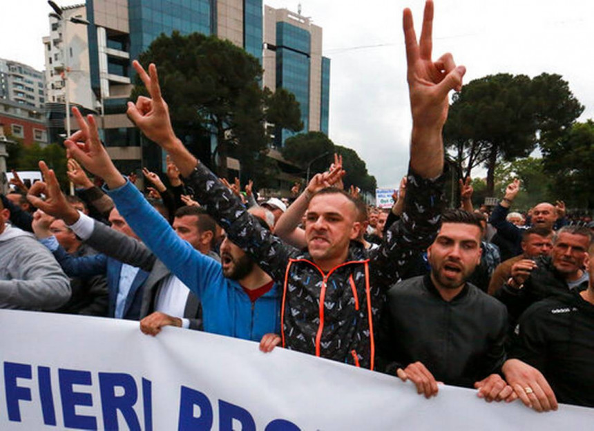 Хиљаде људи на протесту у Тирани