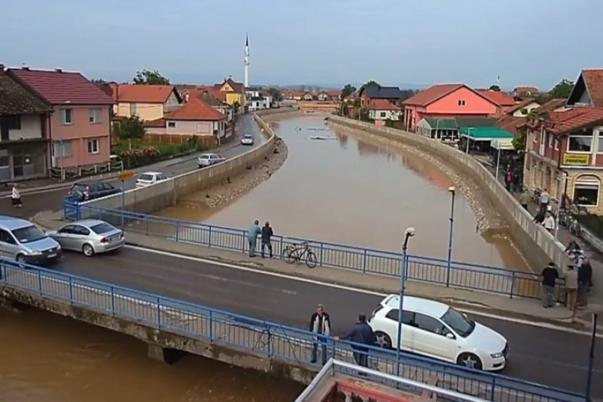 Вода се повлачи у корита ријека