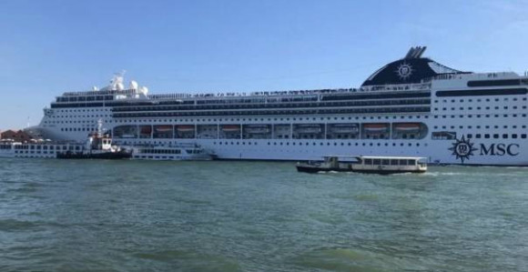 Насукао се крузер у Венецији