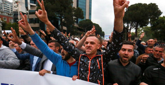 Хиљаде људи на протесту у Тирани