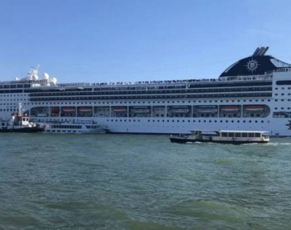 Насукао се крузер у Венецији