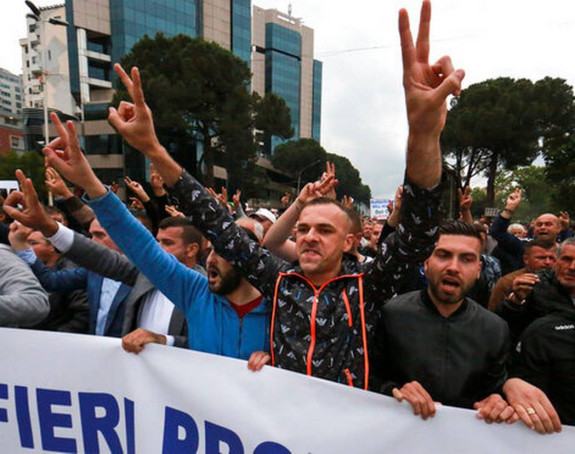 Хиљаде људи на протесту у Тирани