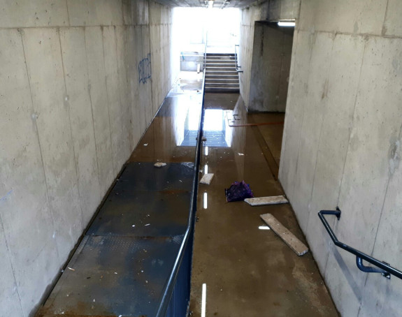 Poplavljen prolaz tržnom centru 