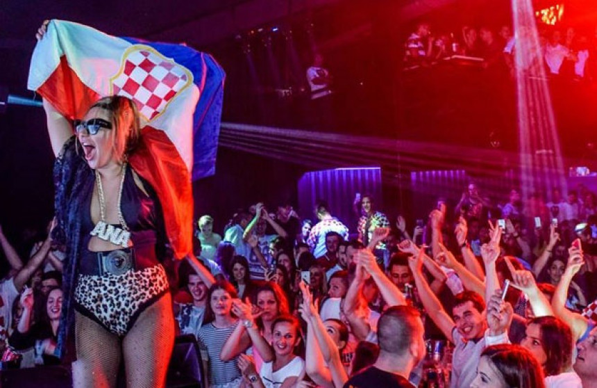 Ана Николић се огрнула хрватском заставом