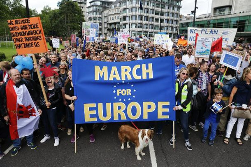 За Европу: Хиљаде Британаца на улицама