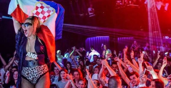 Ana Nikolić se ogrnula hrvatskom zastavom