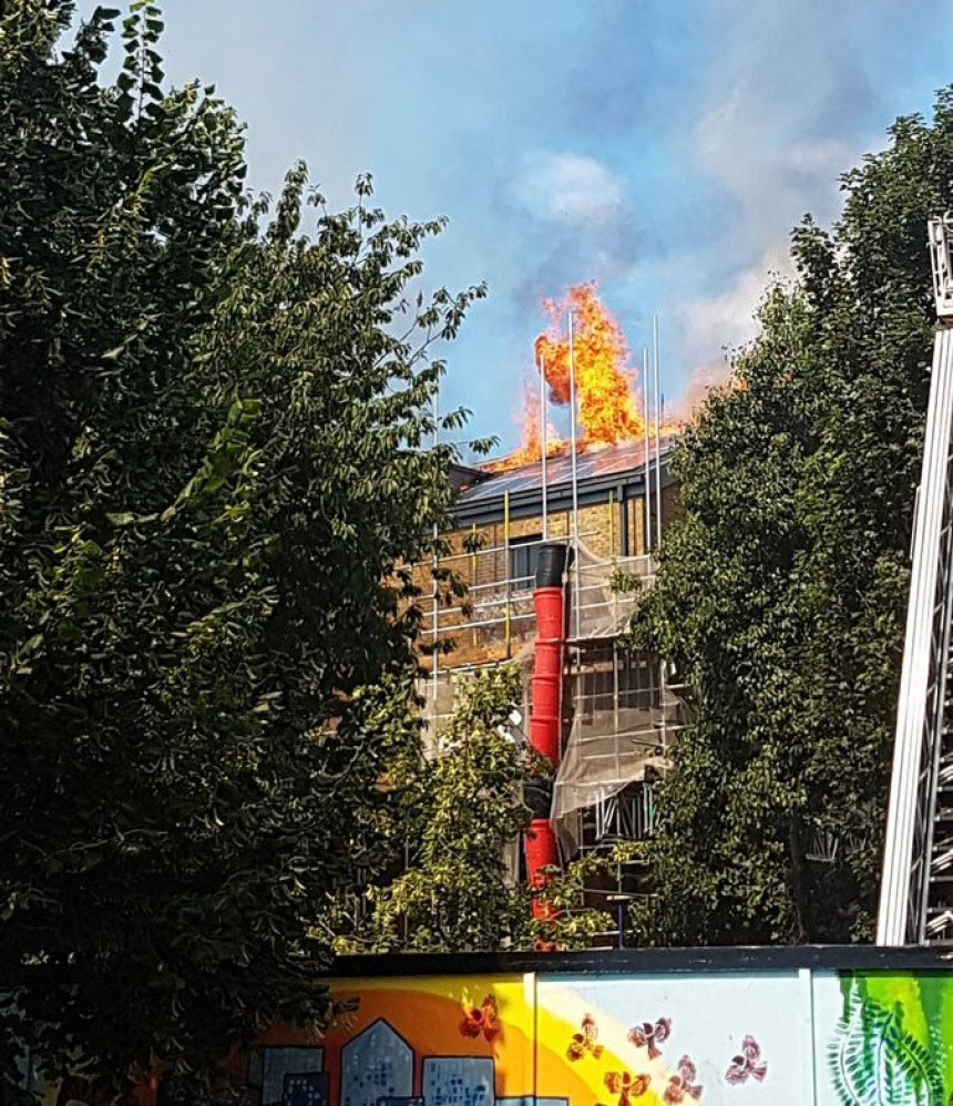 Лондон: Зграда поново гори