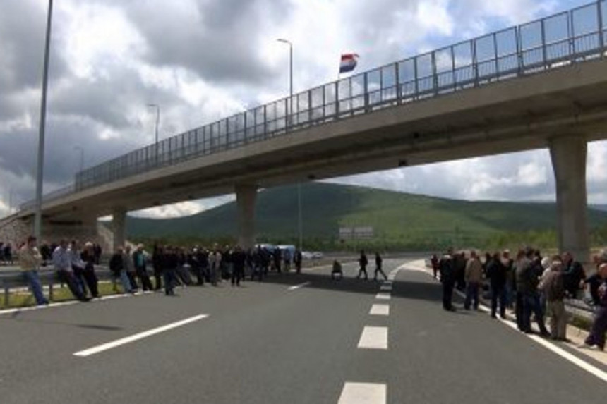 Borci blokirali prelaz Bijača