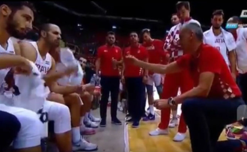 Видео: Ау, ала псује Ацо Петровић!