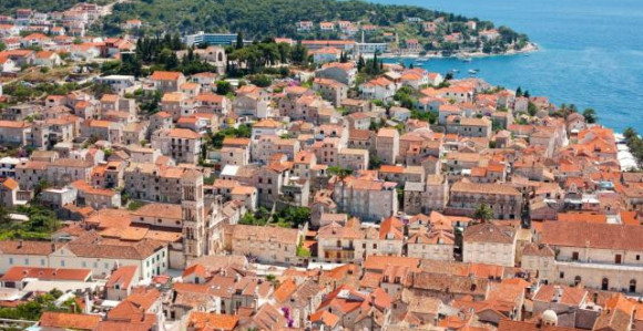 Hvar: Britanke potpuno gole krenule na ćevape