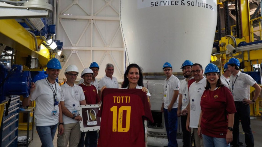 Video: Roma lansirala Totijev dres u svemir!