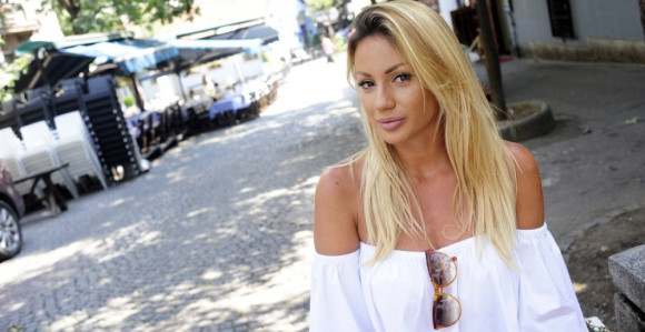 Ana uhvaćena u nezgodnoj pozi