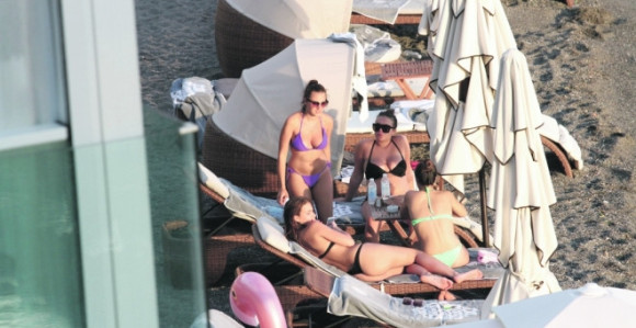 Uživaju zajedno na plaži u Budvi