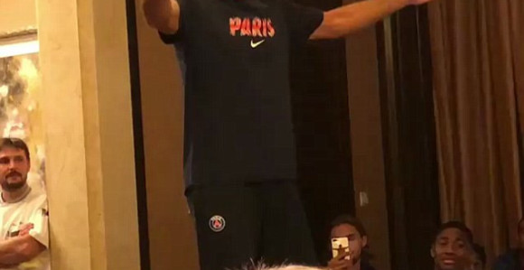 Video: Ima 40 godina, a i dalje se glupira!