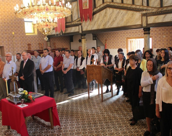 Komunisti istjerali narod iz crkve