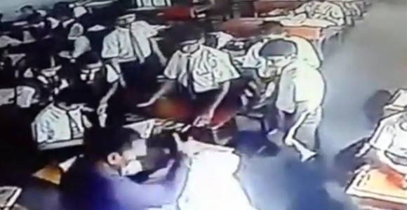 Наставник претукао ученика на часу