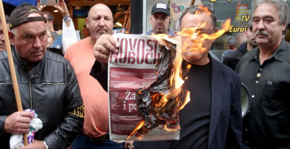 Ustaški ekstremisti u Zagrebu spalili srpske novine i uzvikivali "Za dom spremni"