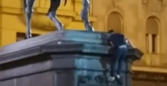 Htio se popeti na spomenik, pa se izblamirao (VIDEO)