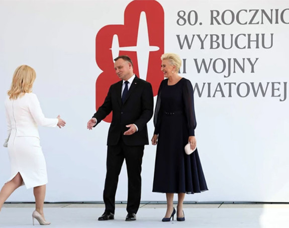 ''ПО СРПСКИ'': Три пута пољубио Колинду (ВИДЕО)