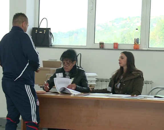 Pale: Do 15 h glasalo 52% birača