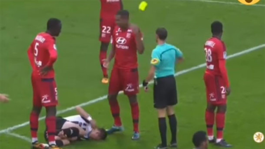 Video: Bizarno isključenje fudbalera Liona!