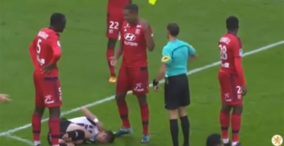 Video: Bizarno isključenje fudbalera Liona!