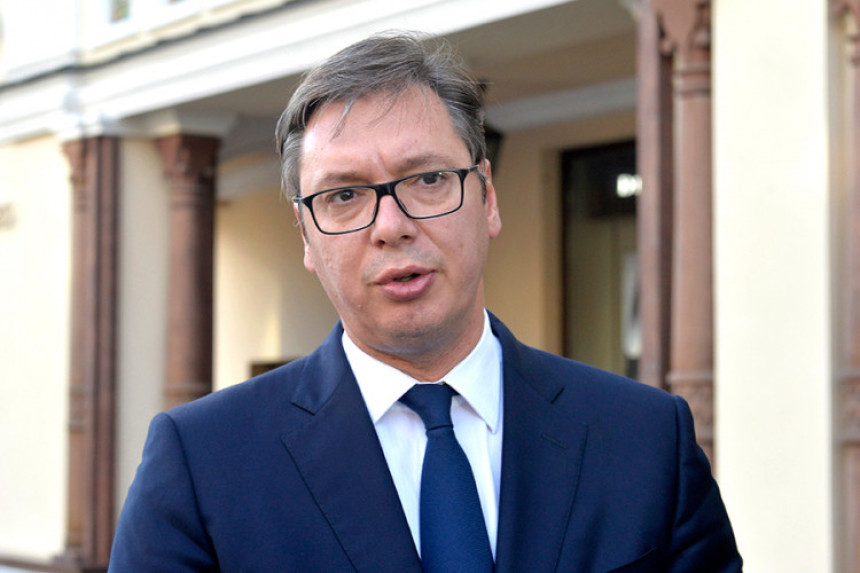 Vučić zahvaljuje Mariji Zaharovoj 