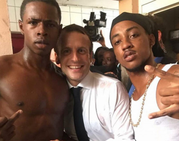 Kritike Makronu zbog fotografije