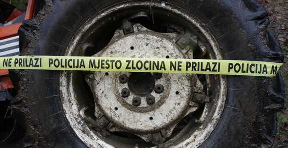 Mladić poginuo u šumi u prevrtanju traktora 