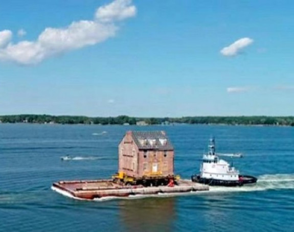 Preselili celu kuću vozeći je niz reku! VIDEO