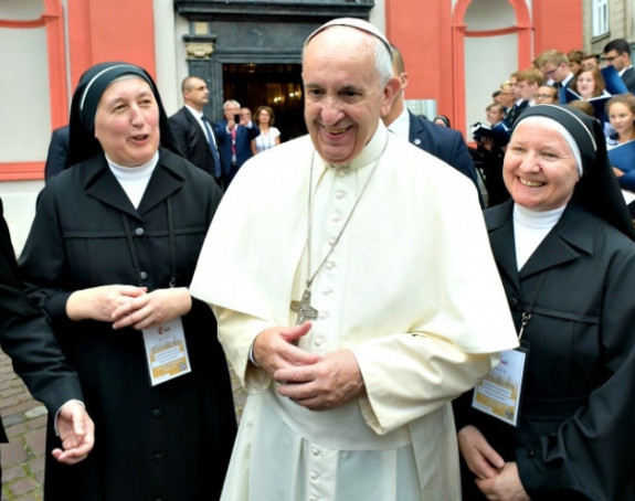 Papa protiv da žene budu sveštenice