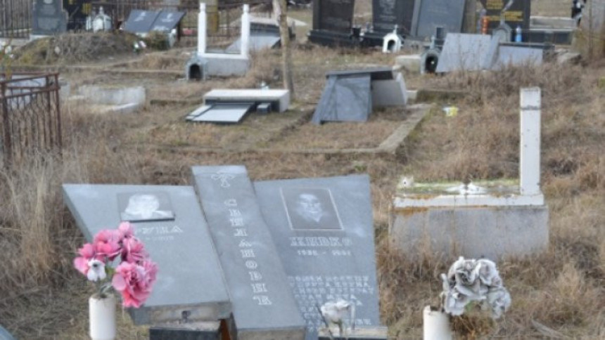 Ђаковица: Срби неће излазити на гробља