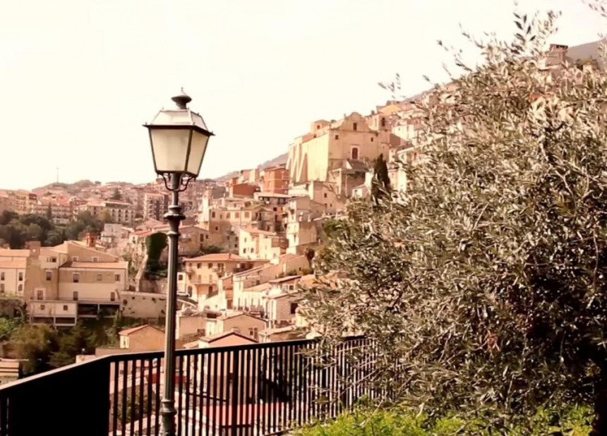 Прелијепи градић на Сицилији нуди куће бесплатно!